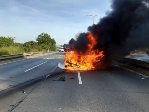 VIDEO: Požár auta v Praze zablokoval dopravu