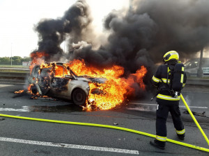 VIDEO: Požár auta v Praze zablokoval dopravu