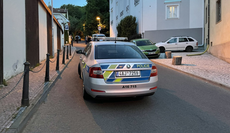 Policisté kvůli nálezu ve středu částečně uzavřeli ulici Na Popelce.