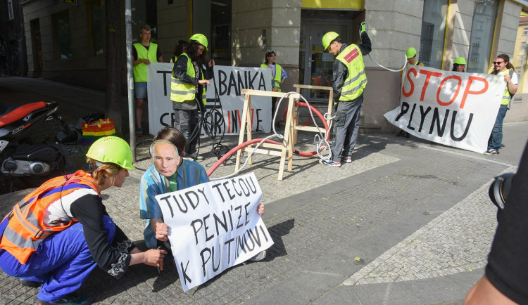 Aktivisté demonstrovali před dejvickou pobočkou Raiffeisenbank.