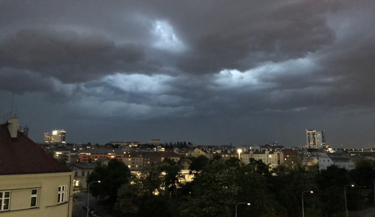 Bouřková mračna ve Vršovicích.