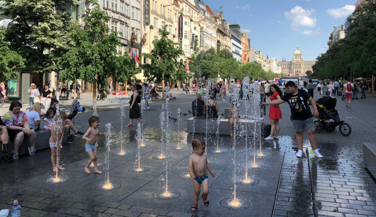 VIDEO: Na Václaváku začala fungovat fontána. Přitahuje děti i dospělé