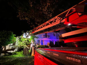 VIDEO: Noční bouřka v Praze zaměstnala hasiče a vyhnala ukrajinské uprchlíky ze stanů