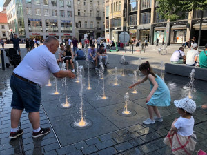 VIDEO: Na Václaváku začala fungovat fontána. Přitahuje děti i dospělé
