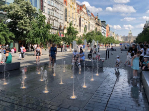 VIDEO: Na Václaváku začala fungovat fontána. Přitahuje děti i dospělé