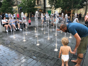 VIDEO: Na Václaváku začala fungovat fontána. Přitahuje děti i dospělé