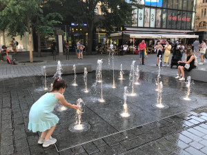VIDEO: Na Václaváku začala fungovat fontána. Přitahuje děti i dospělé