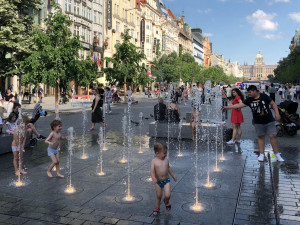 VIDEO: Na Václaváku začala fungovat fontána. Přitahuje děti i dospělé