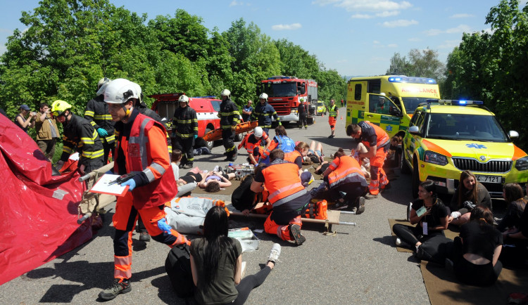 Písečtí hasiči, záchranáři i policisté společně cvičili zásah u hromadné nehody