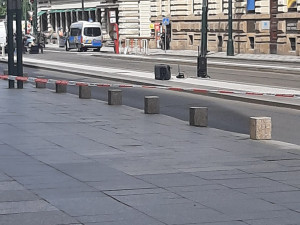 Pyrotechnici kontrolovali podezřelé zavazadlo v centru Prahy. Zásah přerušil dopravu