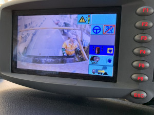 Bezdomovci v popelnici a nervózní řidiči. Podívejte se na šichtu pražských popelářů