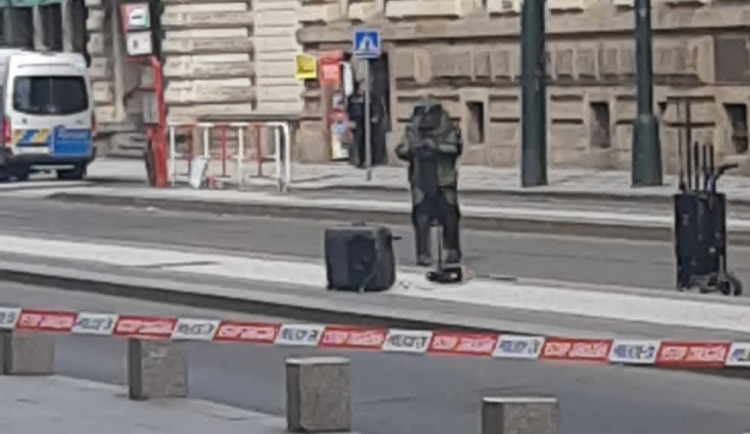 Pyrotechnici kontrolovali podezřelé zavazadlo v centru Prahy. Zásah přerušil dopravu