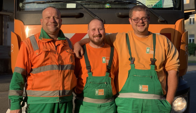 Bezdomovci v popelnici a nervózní řidiči. Podívejte se na šichtu pražských popelářů