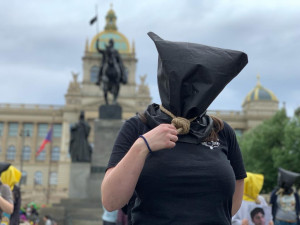 VIDEO: Aktivisté s oprátkami kolem krku v Praze upozornili na problematiku trestu smrti