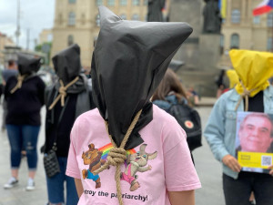 VIDEO: Aktivisté s oprátkami kolem krku v Praze upozornili na problematiku trestu smrti