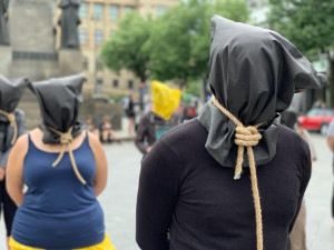 VIDEO: Aktivisté s oprátkami kolem krku v Praze upozornili na problematiku trestu smrti