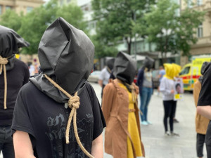 VIDEO: Aktivisté s oprátkami kolem krku v Praze upozornili na problematiku trestu smrti