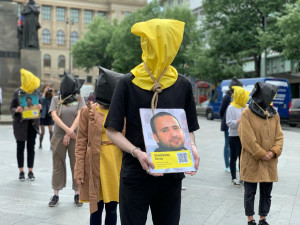 VIDEO: Aktivisté s oprátkami kolem krku v Praze upozornili na problematiku trestu smrti