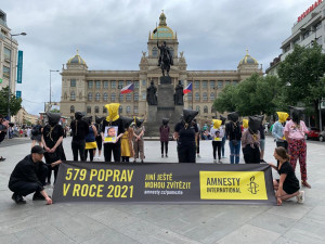 VIDEO: Aktivisté s oprátkami kolem krku v Praze upozornili na problematiku trestu smrti
