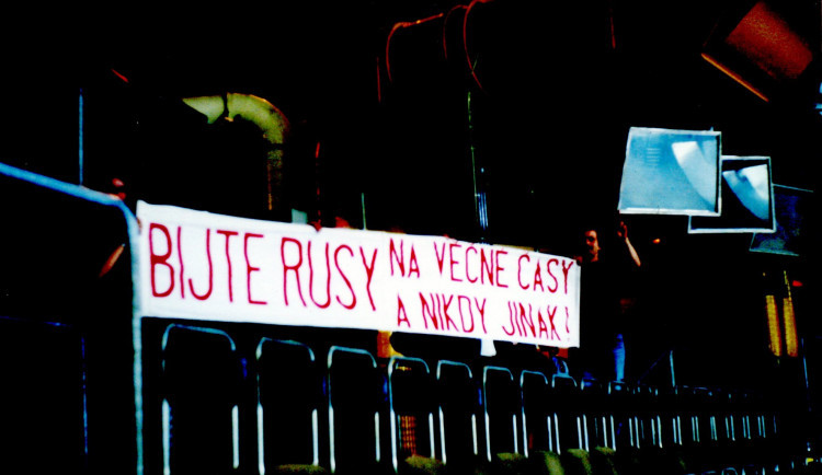 Čeští emigranti rozvinuli v Mnichově na hokejovém mistrovství světa v roce 1983 legendární protiruský transparent a byl z toho obrovský skandál.