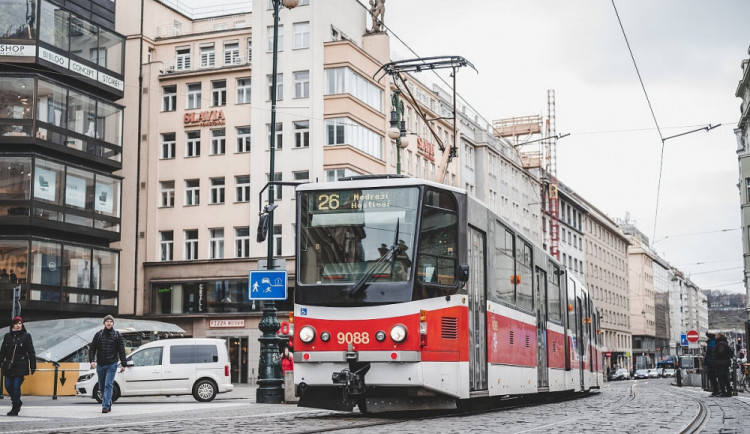 Tragická nehoda přerušila provoz v Praze. Žena zemřela po srážce s tramvají