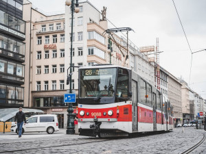 Tragická nehoda přerušila provoz v Praze. Žena zemřela po srážce s tramvají