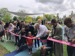 V Motole otevřeli rekonstruované hřiště pro dětské pacienty