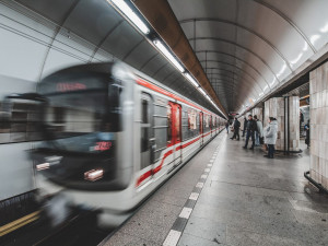 Muž spadl pod soupravu metra. Nehodu přežil, ale utrpěl devastující poranění nohy