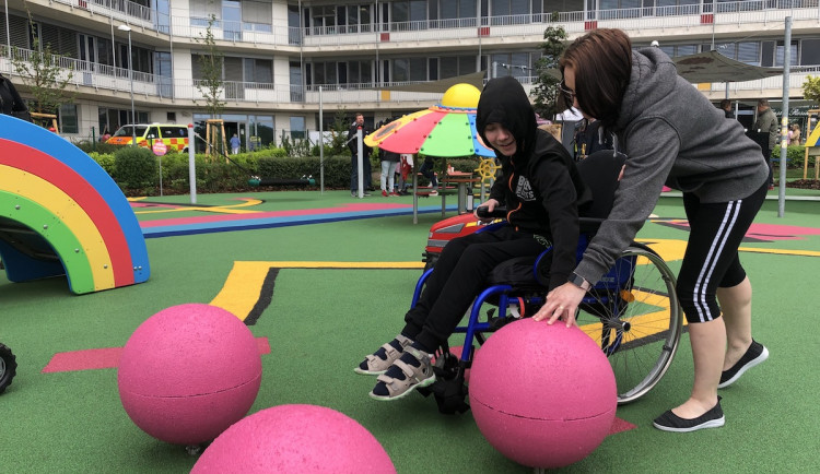 Na své si na hřišti přijdou i starší děti.