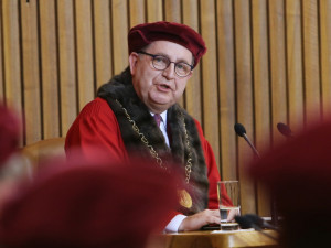 Bývalý rektor Karlovy univerzity Zima bude kandidovat na prezidenta. Jeho komunistická minulost vzbuzuje kontroverze