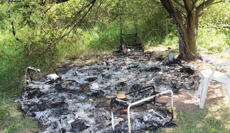 Trojice hodila napadeným do stanu žhavé uhlíky, které způsobily škodu na majetku.