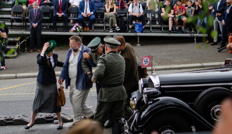 V Praze 8 dnes proběhla rekonstrukce atentátu na Heydricha. Přišly stovky lidí