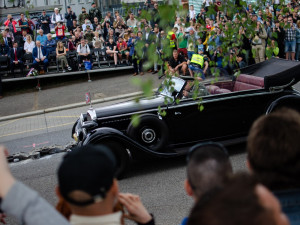 V Praze 8 dnes proběhla rekonstrukce atentátu na Heydricha. Přišly stovky lidí