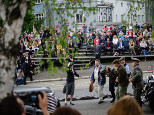 V Praze 8 dnes proběhla rekonstrukce atentátu na Heydricha. Přišly stovky lidí