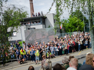 V Praze 8 dnes proběhla rekonstrukce atentátu na Heydricha. Přišly stovky lidí