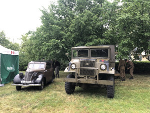 Dobová auta v parku.