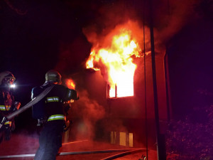 FOTO: Hasiči zasahovali u požáru v Praze 6. Hořel rodinný dům