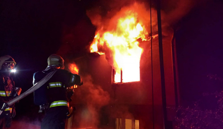 Hasiči zasahovali u požáru v Praze 6. Hořel rodinný dům