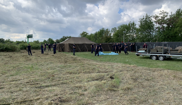 Stany hasiči staví na pozemku České pošty.