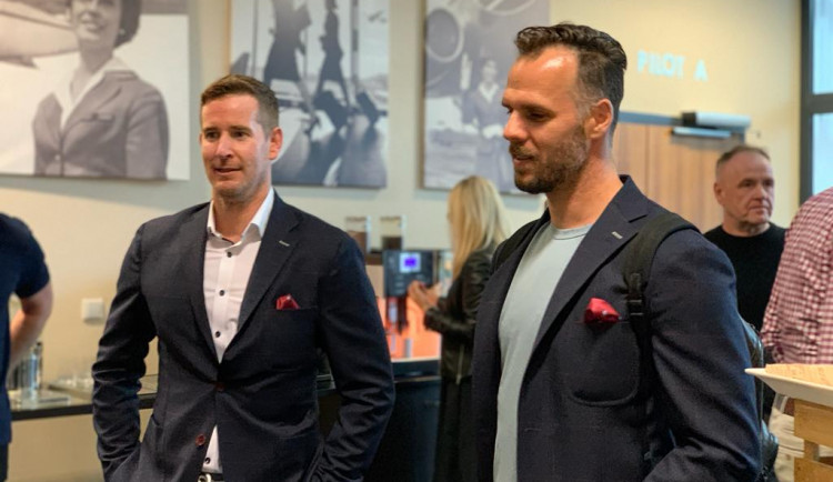 Medailisté jsou doma! Letadlo českých hokejistů přistálo v Praze