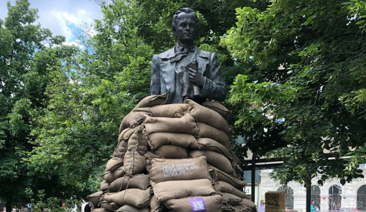 Socha Tarase Ševčenka v Praze je po vzoru ukrajinských památek obložena pytli s pískem