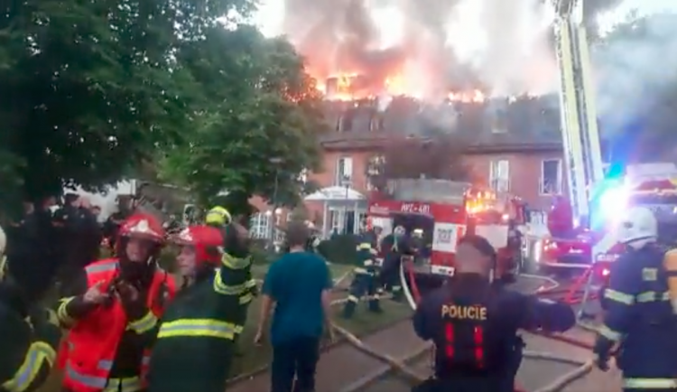 VIDEO: V domově pro seniory u Prahy vypukl požár. Z budovy evakuovali přes padesát klientů