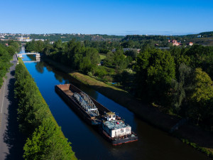 Most přes plavební kanál Troja-Podbaba je na místě. Přivezli ho po řece z Mělníku