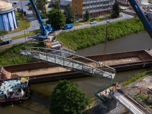 Most přes plavební kanál Troja-Podbaba je na místě. Přivezli ho po řece z Mělníku