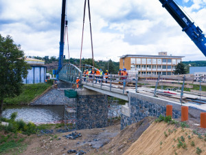 Most přes plavební kanál Troja-Podbaba je na místě. Přivezli ho po řece z Mělníku