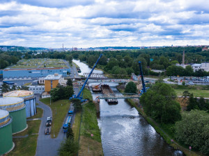 Most přes plavební kanál Troja-Podbaba je na místě. Přivezli ho po řece z Mělníku
