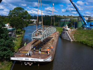 Most přes plavební kanál Troja-Podbaba je na místě. Přivezli ho po řece z Mělníku
