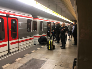 Pád osoby do kolejiště metra na náměstí Republiky dnes ráno přerušil provoz linky B