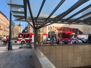 Pád osoby do kolejiště metra na náměstí Republiky dnes ráno přerušil provoz linky B