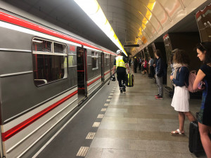 Pád osoby do kolejiště metra na náměstí Republiky dnes ráno přerušil provoz linky B